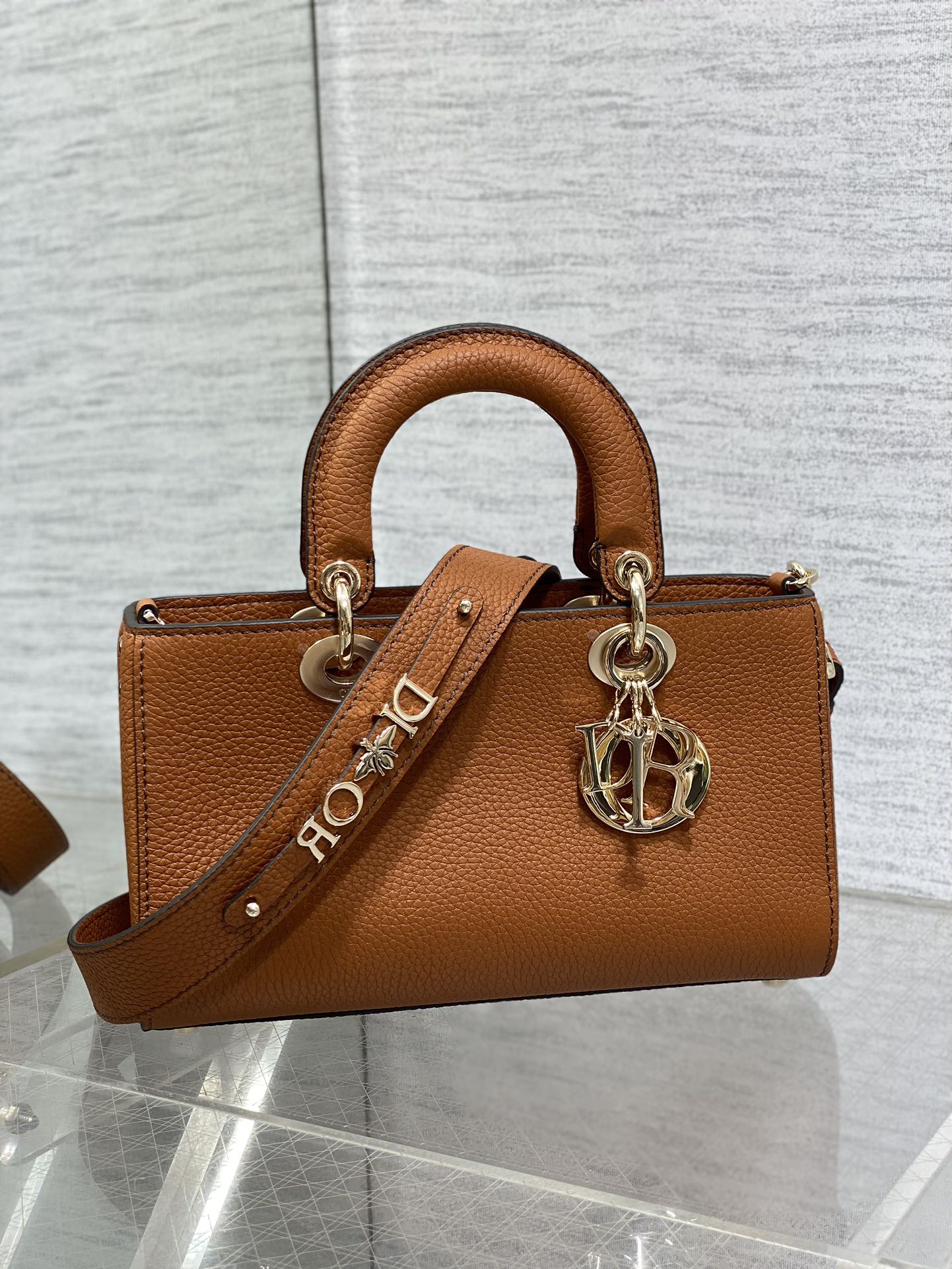 DIOR