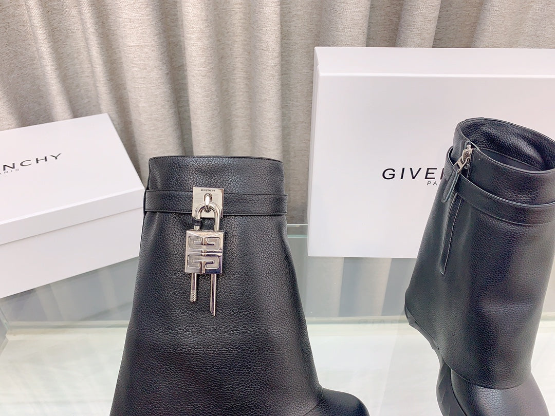 GIVENCHY